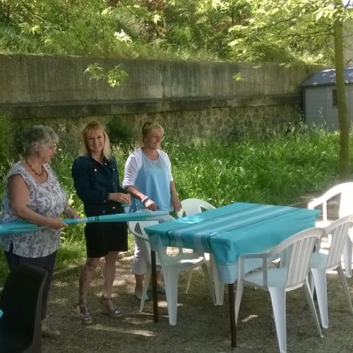 Françoise, Cathy et Nelly disposent les nappes.