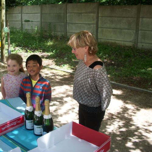 Deux enfants sages qui regardent le gâteau avec envie.