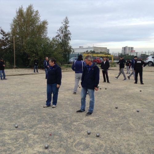 Isabelle et Eric attendent que le joueur de l'ACBB pointe.