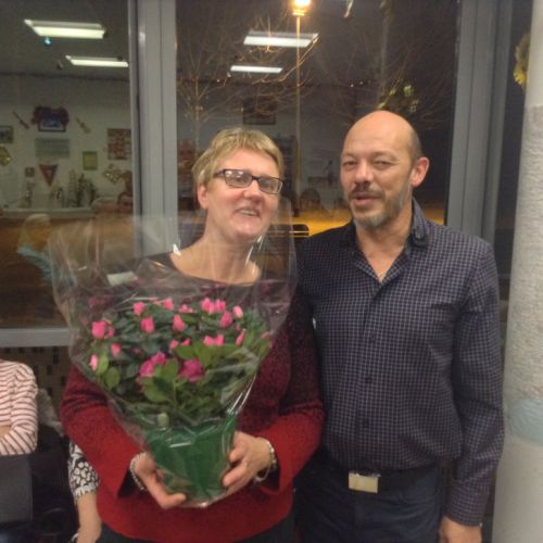 Isabelle a reçu des fleurs pour son aide lors de la rencontre du Championnat des Clubs sur notre terrain.