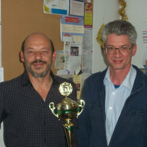 C'est Patrice qui a remporté la rencontre en doublettes mêlées du 25 octobre. Eric lui remet la coupe.