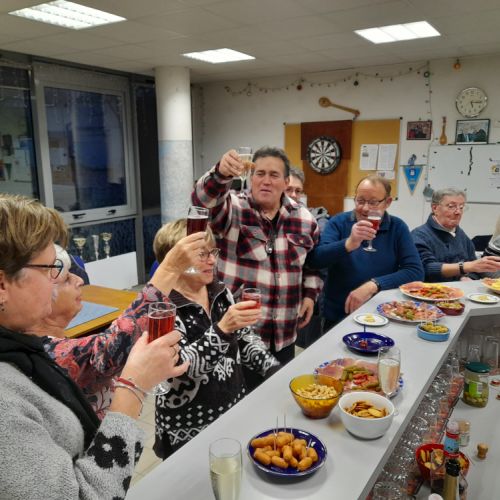 Joyeux anniversaire Hélène. Patrick va allumer la bougie.