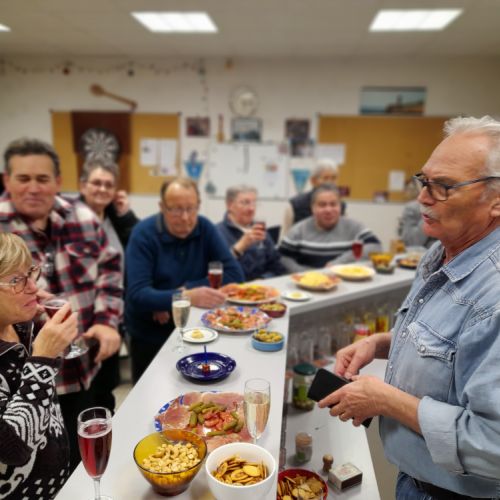 Robert a remplacé Patrick au bar pour servir le Prosecco.