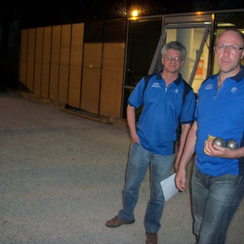 Eric et Joël. La nuit est tombée.