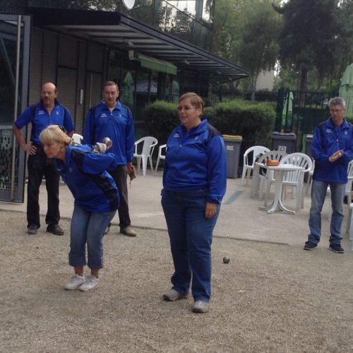 Une partie de l'équipe de Vanves avec Cathy s'entraînant au tir avant le début de la compétition.