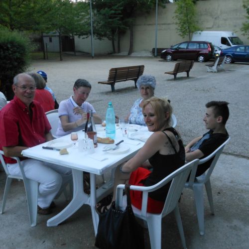 Une table souriante.