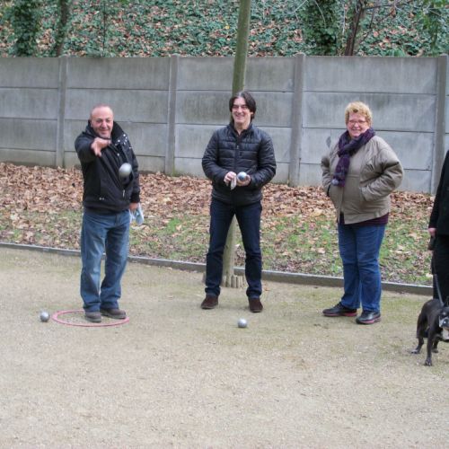 Sylvain, encouragé par son 'fan club', contre Pascal.