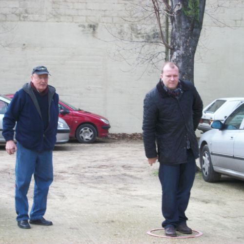 Maxime dans le rond sous l'oeil attentif de son adversaire, Pierrot.