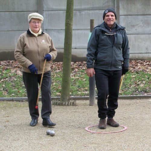 Charlotte et Nicola prennent la pose avant de reprendre leur tête à tête.