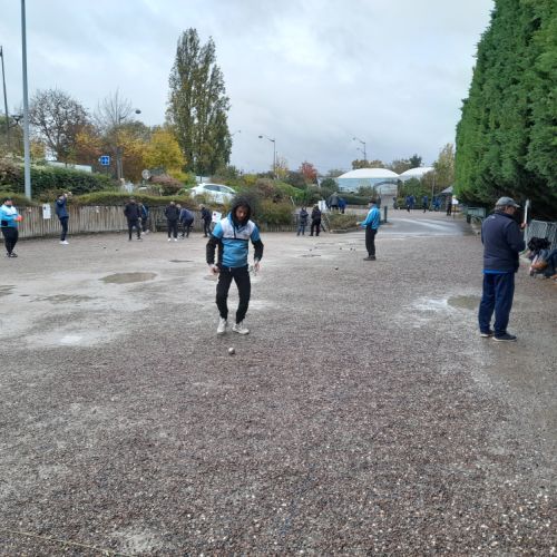 Le terrain de Rueil. Des Gravillons.