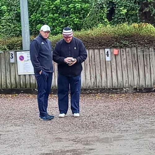 Cédric et François discutent de la stratégie à adopter.