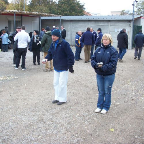 Michel et Cathy, chaudement vêtus, s'échauffent avant le tirage des rencontres.