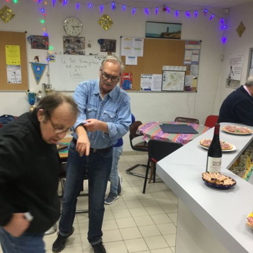 Robert retrousse ses manches. Ca va barder ! Jean-Yves sort son couteau ?