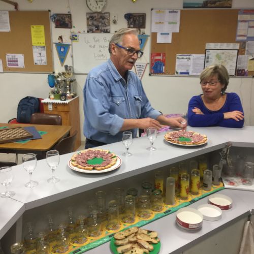 Hélène est médusée : Robert avec un verre vide devant lui !