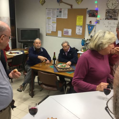 Robert et Jacques font semblant de jouer aux dames.