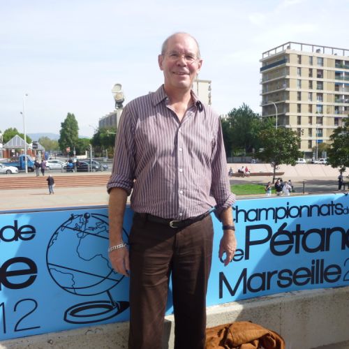 Notre envoyé spécial à l'entrée du palais des sports.