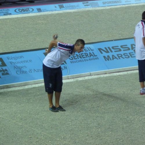 Dylan arme son bras ...