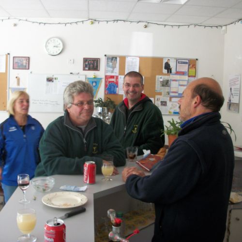 Pascal et Thierry en arrière plan avec Cathy et Pat boivent le verre de l'amitié.