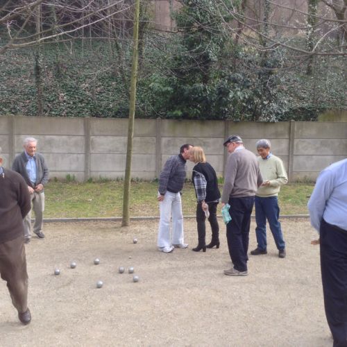 Une partie qui de termine avec la bise de Michel à Cathy et une autre qui se continue à la rencontre des anciens du 7 mars.