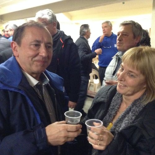 Cathy et Michel trinquent pour fêter la remise de ce diplôme.