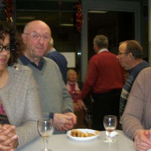 Y a plus de place au bar, se dit Michel. Mireille et Isabelle occupent la place.