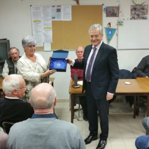 Mr le Maire remet à Françoise son trophée pour 30 ans d'adhésion au club.