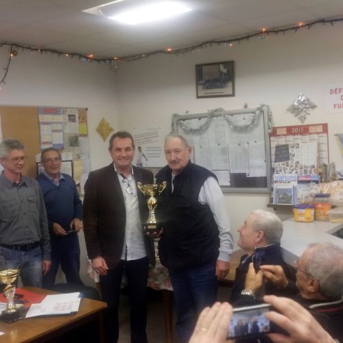 Jacky reçoit une coupe comme second de la triplette mêlée du 28 mars.