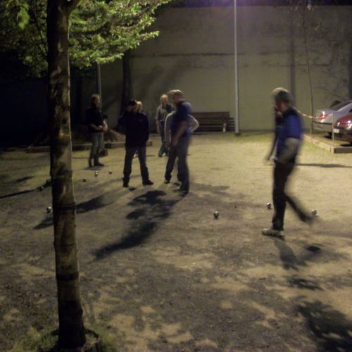 A l'éclairage des projecteurs.