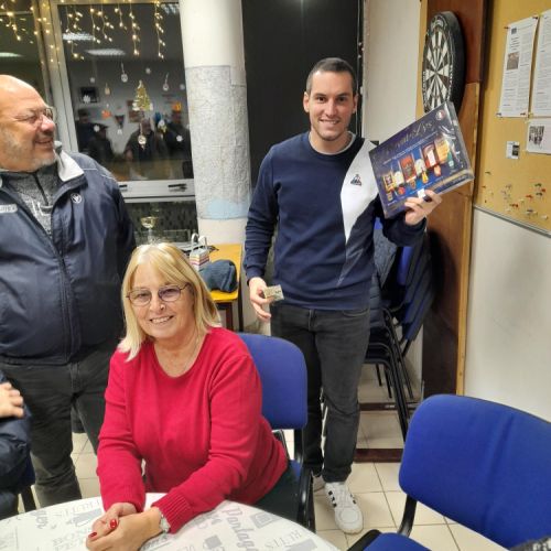 Deuxième : Cédric avec la même boîte de chocolats.