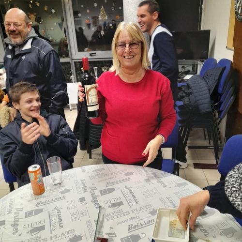 Et la 1ère, applaudie par Gabriel : Cathy avec sa bouteille de St Emilion.