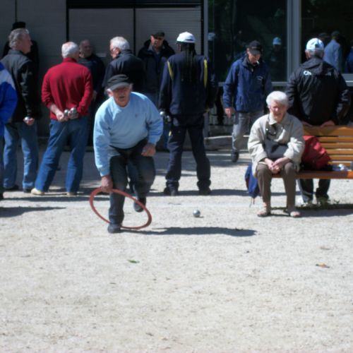 Michel fait du hula hoop avec le rond.