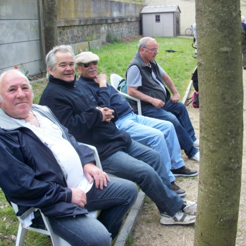 Une petite pause en attendant sa prochaine rencontre. Jacky de Malakoff au premier plan.