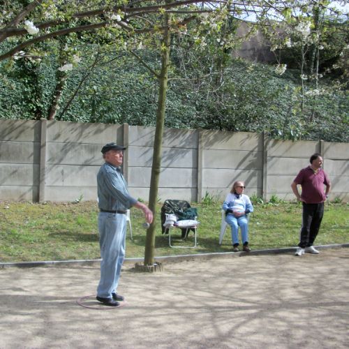 Pierrot vient juste de lancer la boule.