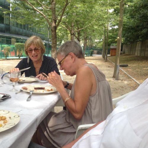 Fou rirre. Anita va avaler son pâté de travers.