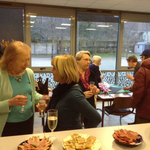 Monique et Cathy papotent.