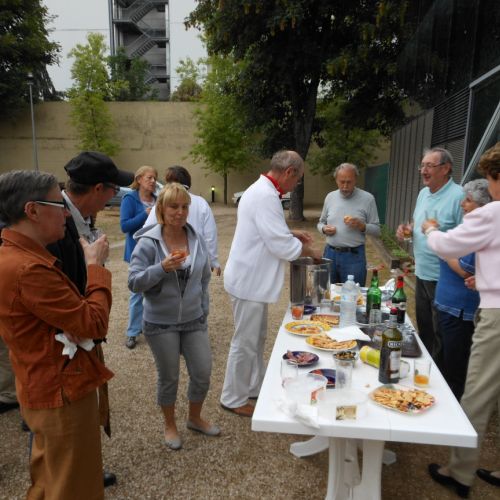 Anita et Jean-Jacques, au premier plan en discussion avec Cathy.