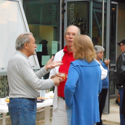 Monique et Patrick écoutent attentivement Robert.