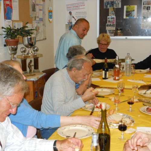 Sylvain fait le service.