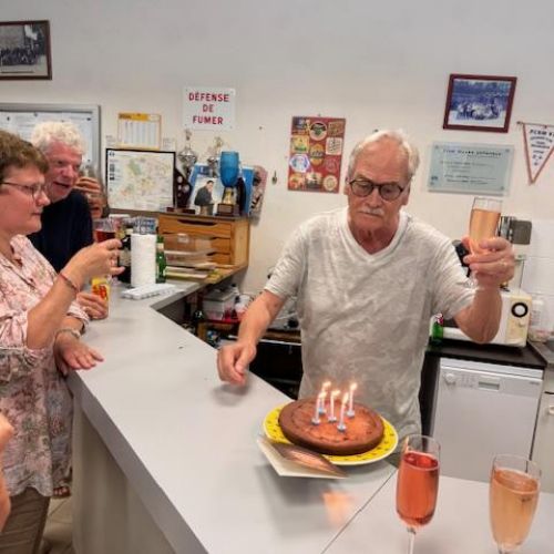 Tout le monde lève son verre en l'honneur de Robert.