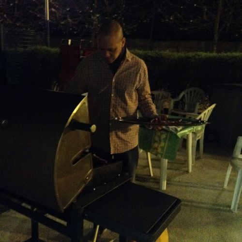 Steve au barbecue.Elles grillent mes merguez ?