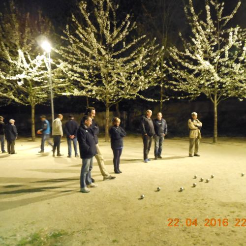 La nuit est tombée. On en est aux triplettes : Cathy-Richard-Michel.