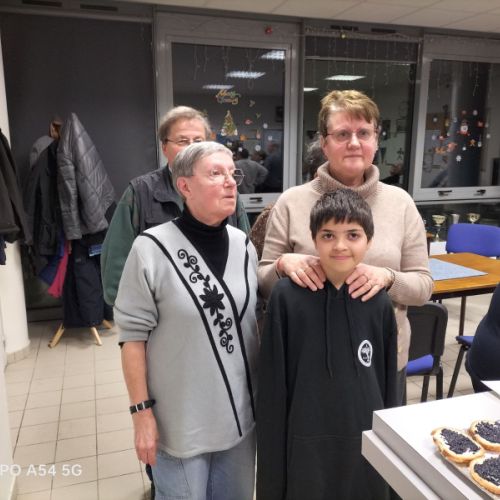 Joyeux anniversaire Titi. Bien accompagné par Mamie Anita et Isabelle.