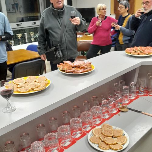 Stéphane et Bruno au 1er plan, Cathy et Betty en train de papoter et les canapés apéritifs pour accompagner.