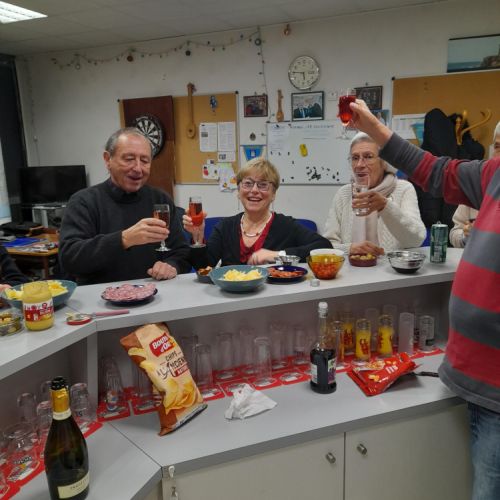 Et ça trinque : beaujolais, kir ou perrier, suivant les goûts.