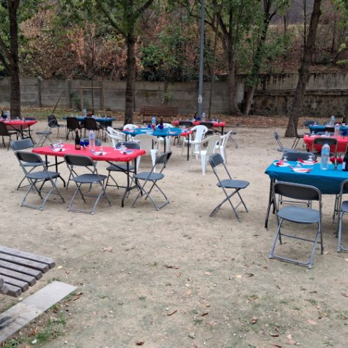 Les tables sont prêtes pour accueillir les invités.