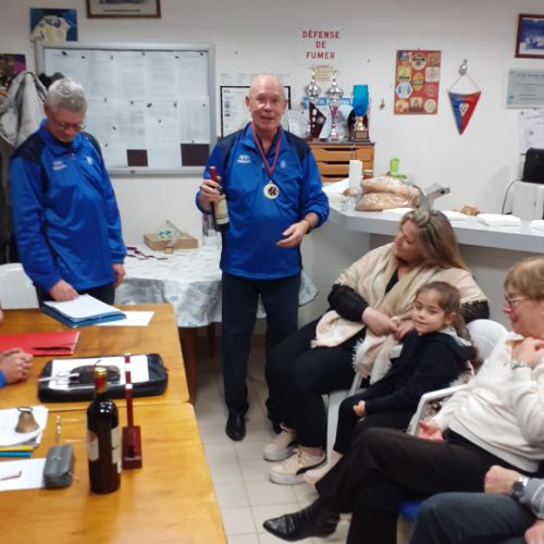 Une médaille et une bouteille de Saint-Emilion pour Patrick, vainqueur de la triplette mêlée du 10 juin.