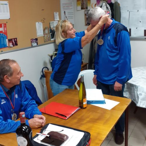 Une médaille et une bouteille de Pinot gris pour Eric, troisième de la triplette mêlée.