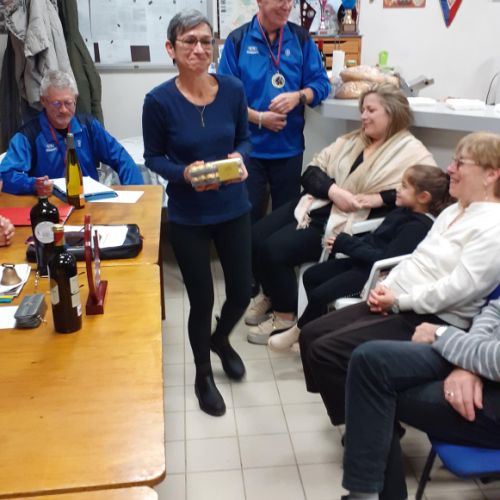 Une boîte de chocolats pour Betty, dernière de la triplette mêlée.