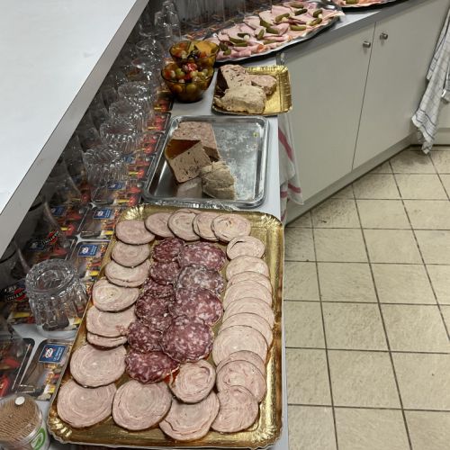 Le défilé de charcuterie pour le buffet.
