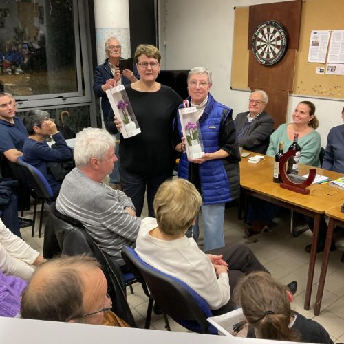 Des fleurs pour Anita et Isabelle pour les remercier de l'aide à la bonne marche du club.